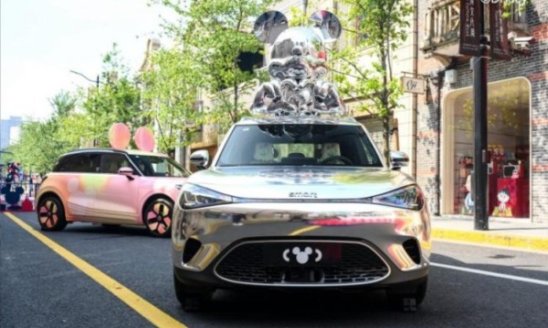 携手迪士尼中国灵动出“奇”，smart米奇限定艺术车魔都首秀