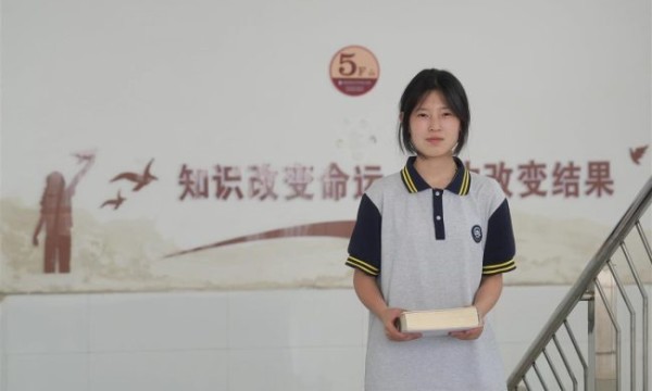 17岁中专女生姜萍霸榜热搜，她闯入的究竟是场什么竞赛？